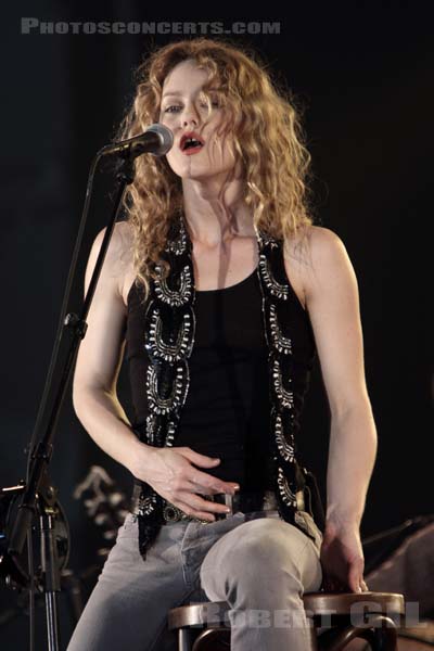 VANESSA PARADIS - 2010-06-26 - PARIS - Hippodrome de Longchamp - 